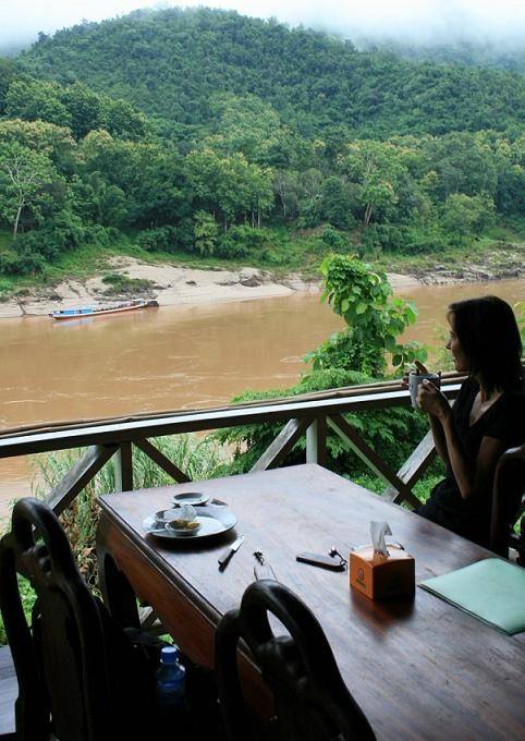 Guardando il Mekong nel cuore del Laos